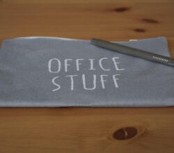 Do czego stosować naklejki samoprzylepne w biurze?
