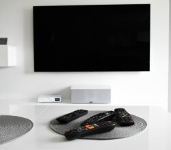 Czy warto zamontować telewizor na ścianie?