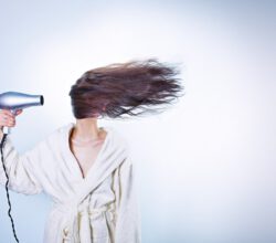 Czy warto suszyć włosy suszarką?