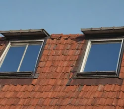 Okna dachowe RoofLITE+ w aranżacji nowoczesnego wnętrza