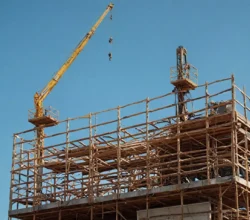 Podnośniki koszowe a różne branże – zastosowania w praktyce