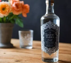 Wódka w etykiecie weselnej – napisy i design butelek